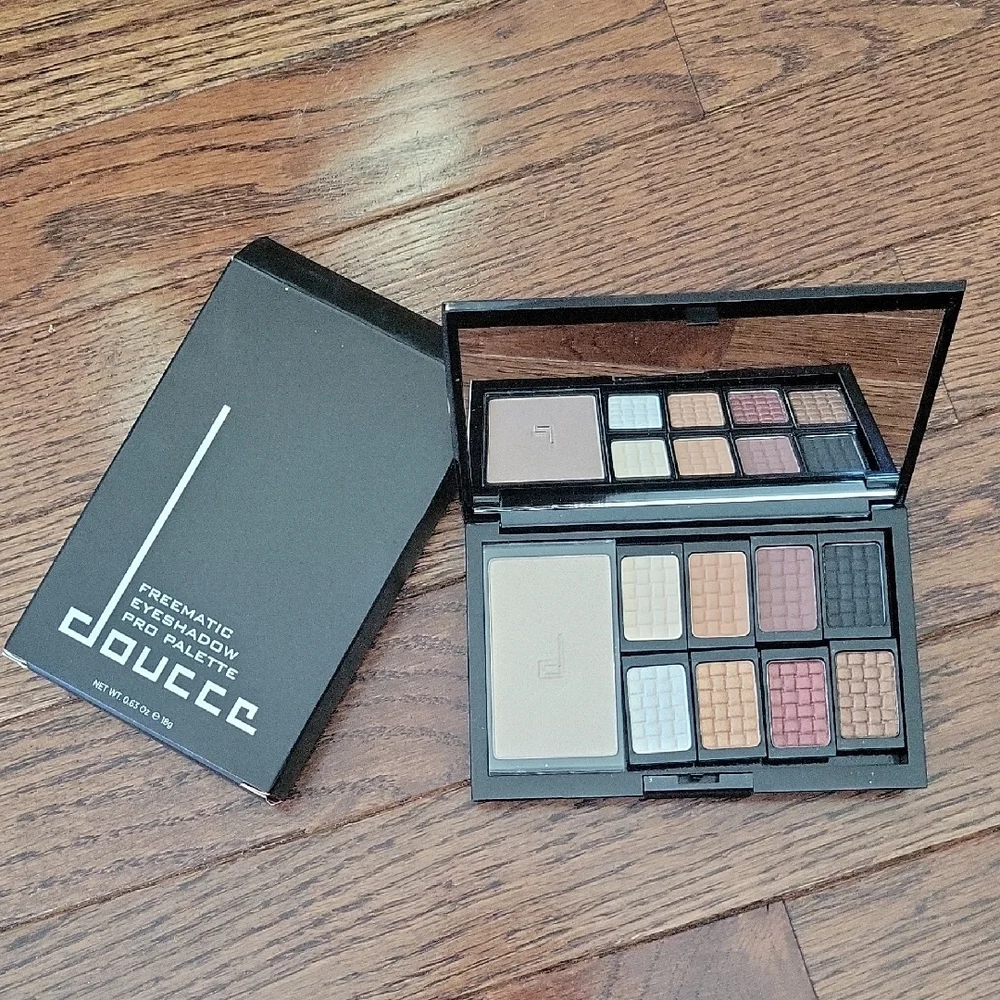 Doucce Freematic Eyeshadow Palette - Neutral and Bold Shades